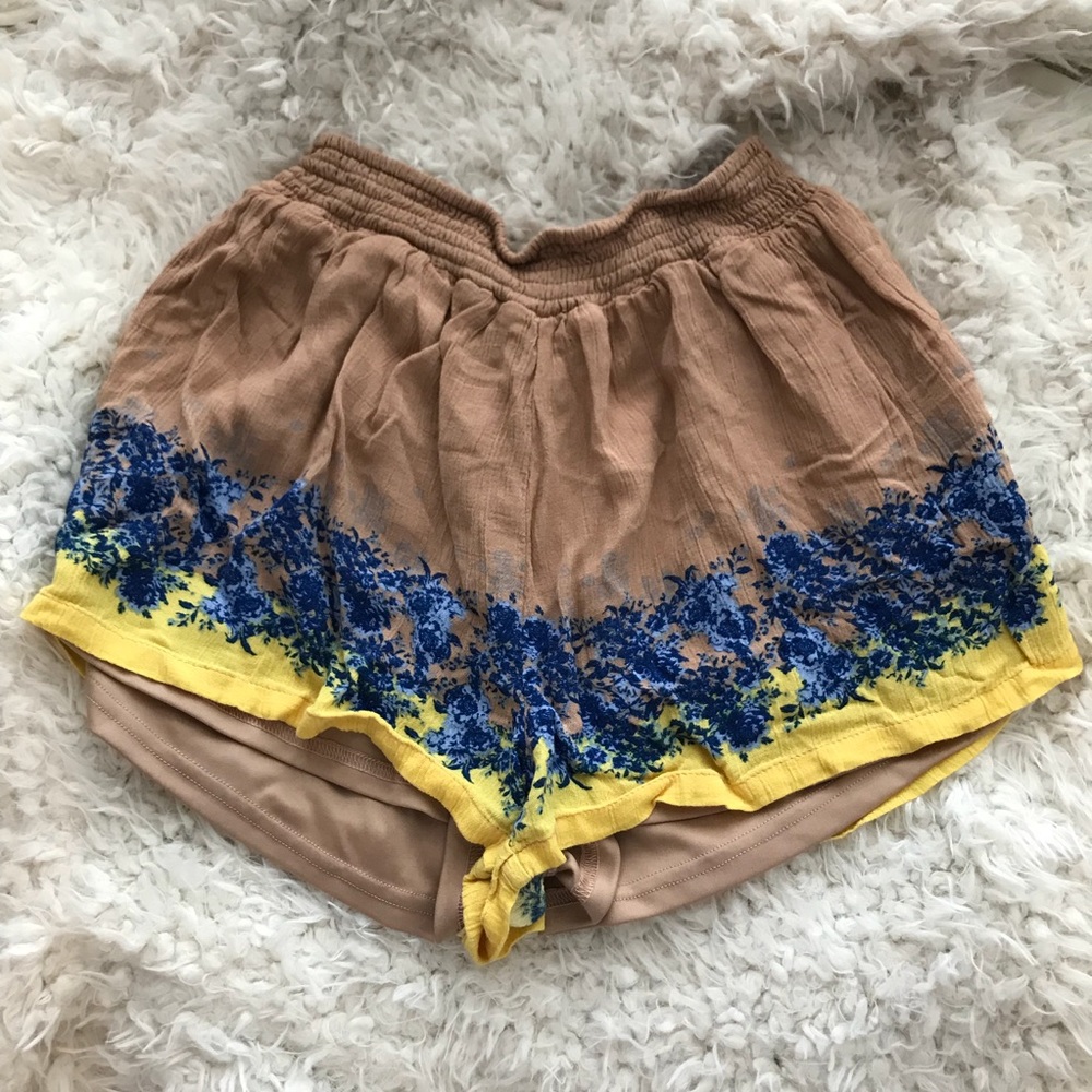 Cute tan floral shorts!